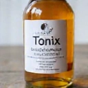 Botella de tónico de AndaluSol Tonix Store en un primer plano, resaltando la textura del vidrio.